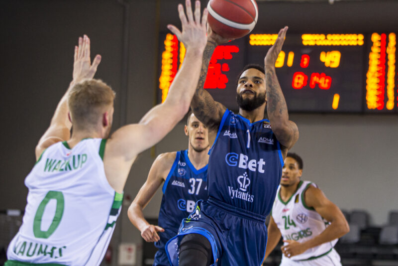 M. Wrightas palieka Prienus