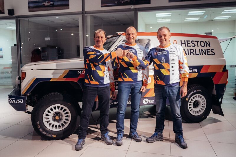 Lenktynininkai prie senutėlės „Toyota"