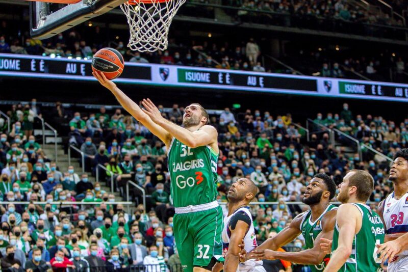 J. Strelnieks užbaiginėja ataką iš po krepšio