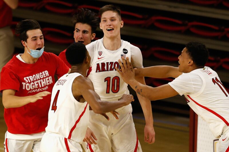 Ą. Tubelis deda į krepšį